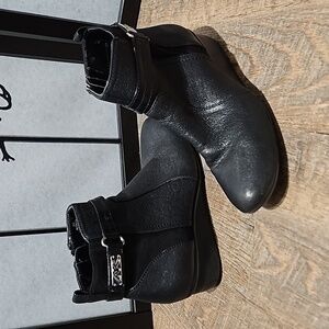 Anne‎ Klein AK Black Zippered Ankle Boots Size 6